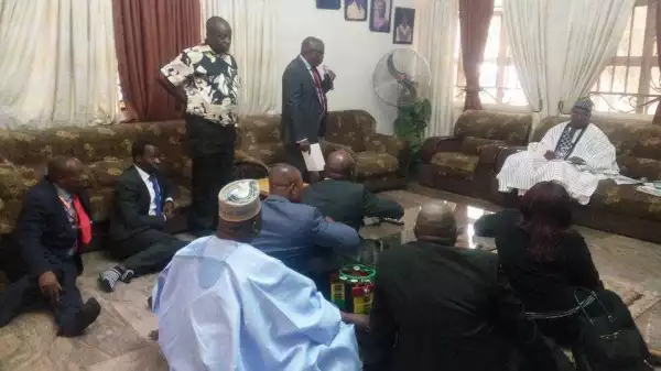 BIPC Delegates Sit On The Floor As TheyVisit Benue Monarch, James Ayatse